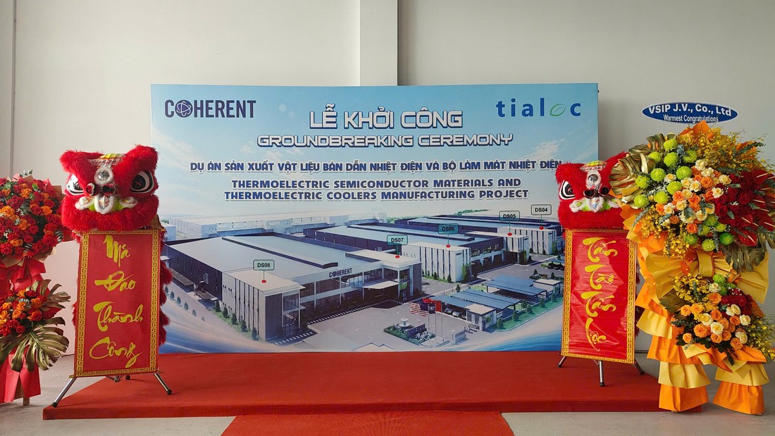 Backdrop check-in lễ khởi công với hình ảnh dự án, lân sư rồng và hoa chúc mừng được bố trí nổi bật