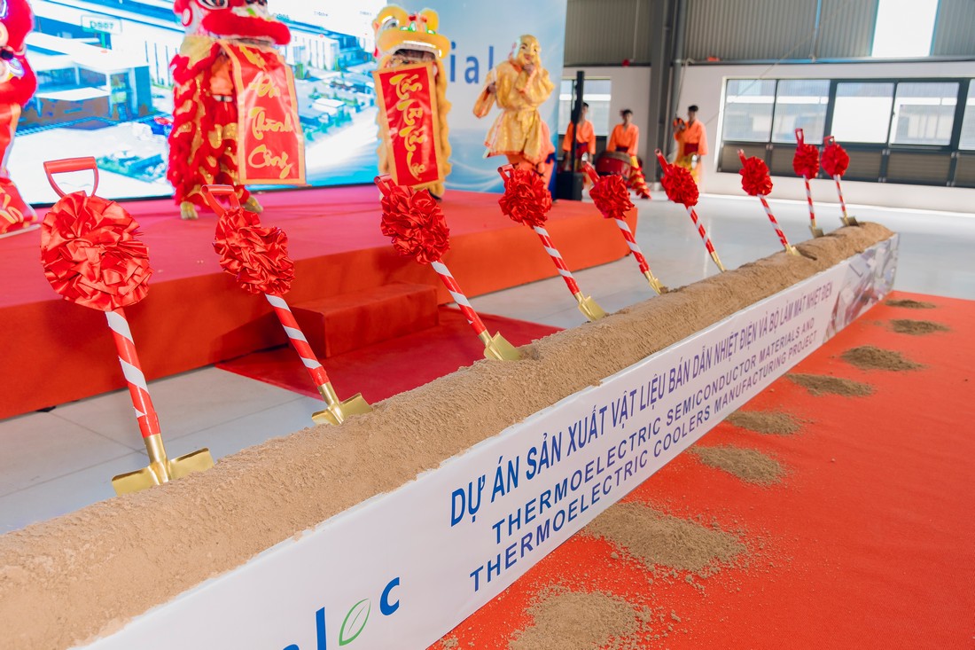 Cận cảnh bục xúc cát và bộ xẻng đỏ gắn hoa phục vụ nghi thức khởi công của các đại biểu