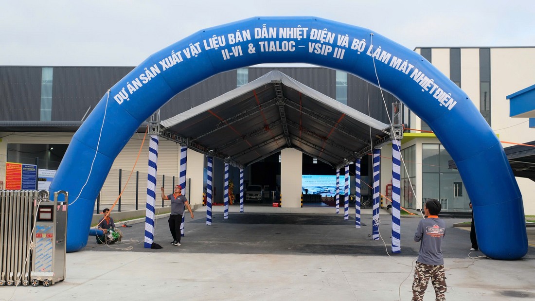 Cổng hơi xanh dương được bố trí tại khu vực đón khách, tạo điểm nhận diện nổi bật cho lễ khởi công