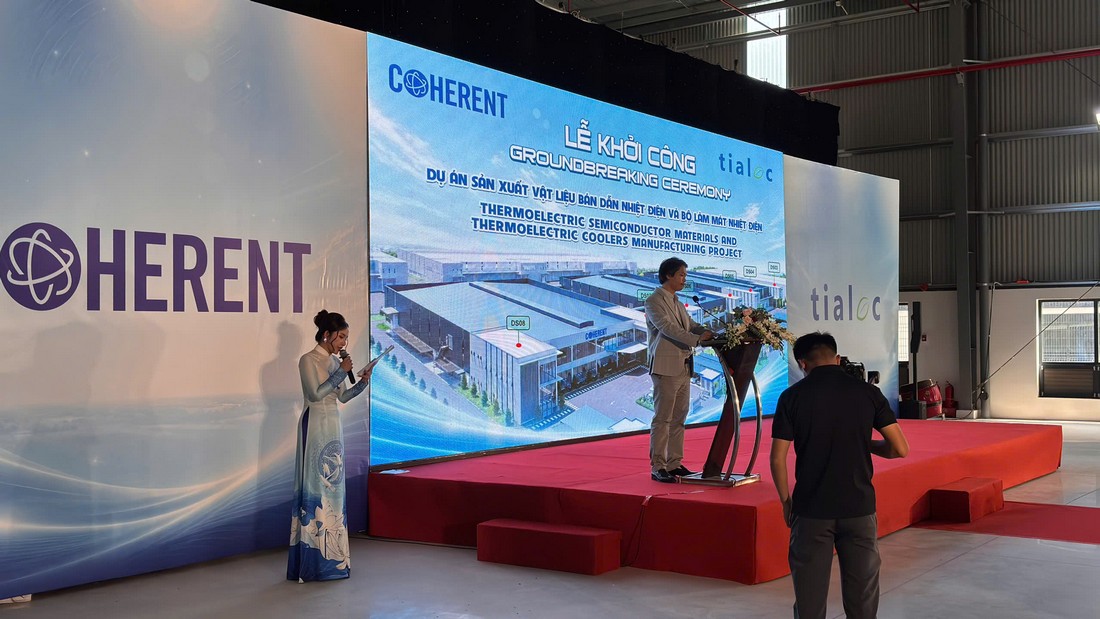 Đại diện doanh nghiệp phát biểu tại lễ khởi công trên sân khấu do Hoàng Quân Event Solutions setup và vận hành
