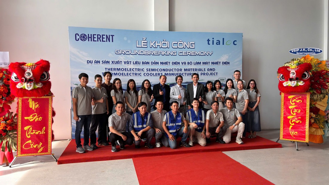 Đội ngũ nhân viên chụp hình lưu niệm tại sự kiện