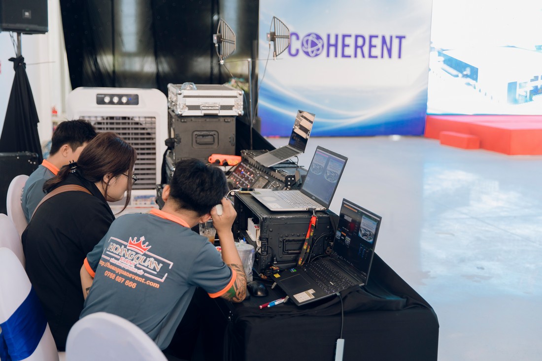 Ekip kỹ thuật Hoàng Quân Event Solutions trực tiếp điều phối âm thanh, hình ảnh và vận hành chương trình trong suốt sự kiện