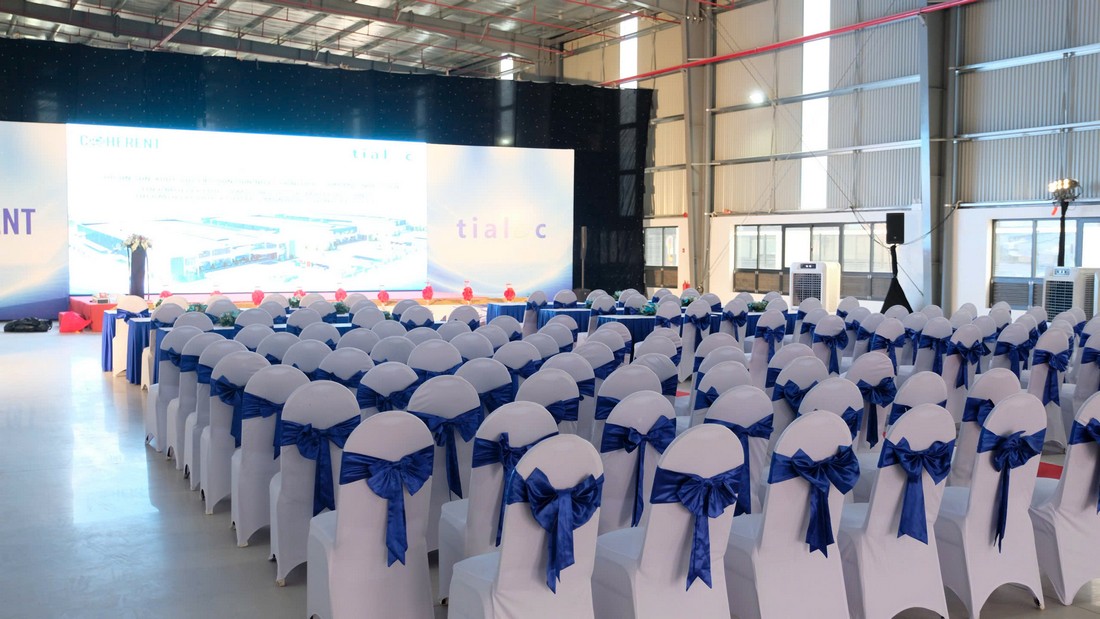 Khu vực ghế hội nghị 150 khách với áo ghế trắng và nơ xanh dương, đồng bộ với màu sắc nhận diện của chương trình