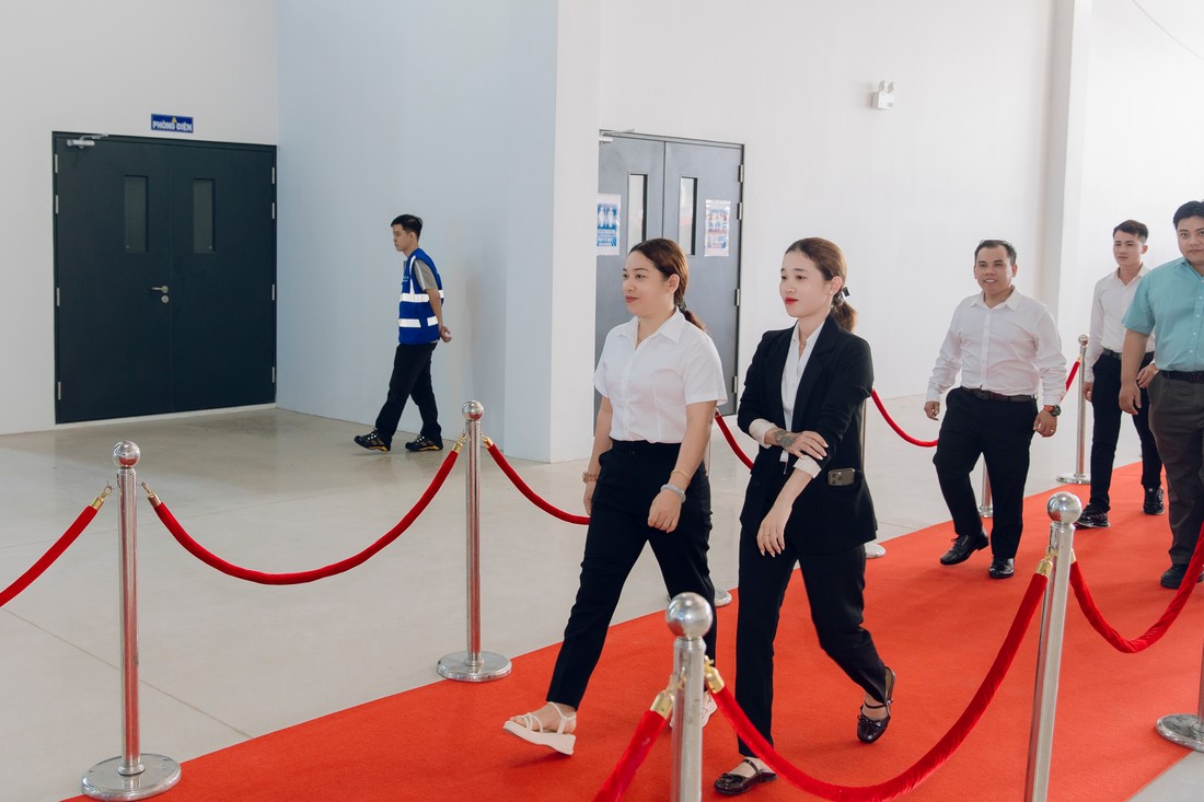 Khách mời di chuyển vào khu vực tổ chức lễ khởi công theo lối đi thảm đỏ được Hoàng Quân Event Solutions setup
