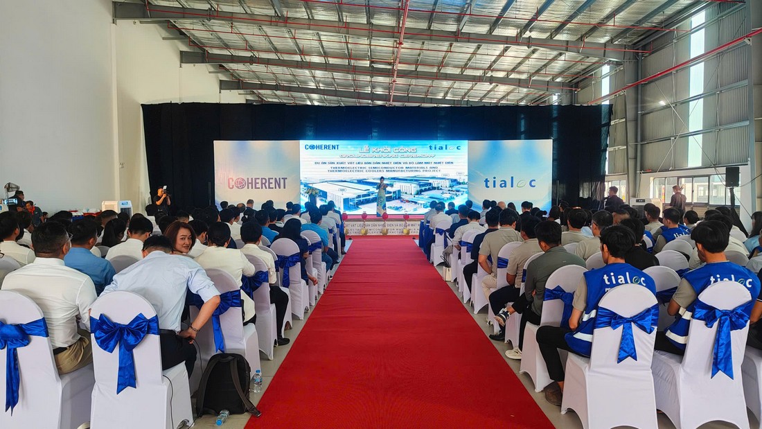 Toàn cảnh lễ khởi công dự án Coherent – Tialoc tại KCN VSIP 3 với khu vực sân khấu, LED và ghế khách mời được setup chỉn chu