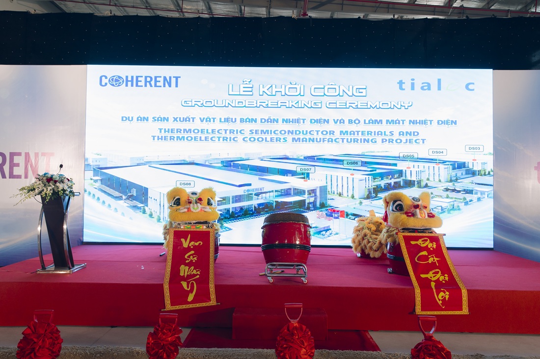 Màn hình LED kích thước lớn hiển thị nội dung chương trình, tạo điểm nhấn hiện đại cho không gian lễ khởi công
