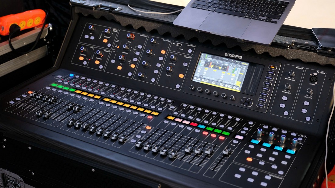 Hệ thống mixer âm thanh được đội ngũ kỹ thuật Hoàng Quân Event Solutions chuẩn bị để đảm bảo chương trình diễn ra ổn định