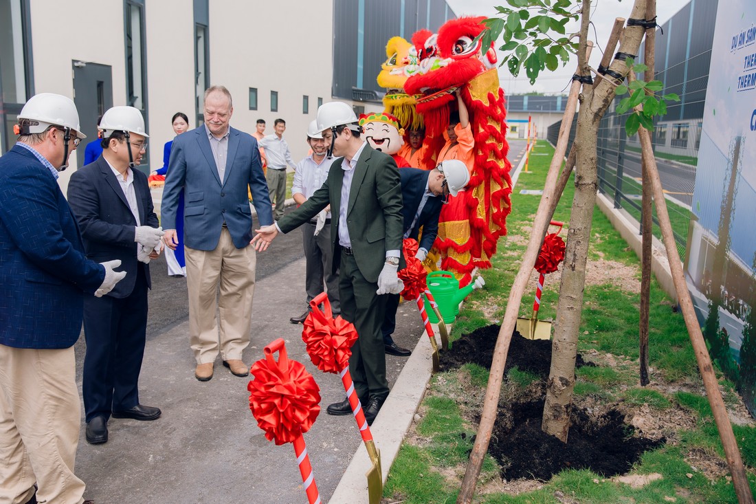 Các đại biểu thực hiện nghi thức trồng cây, góp phần tạo thêm dấu ấn ý nghĩa cho lễ khởi công dự án