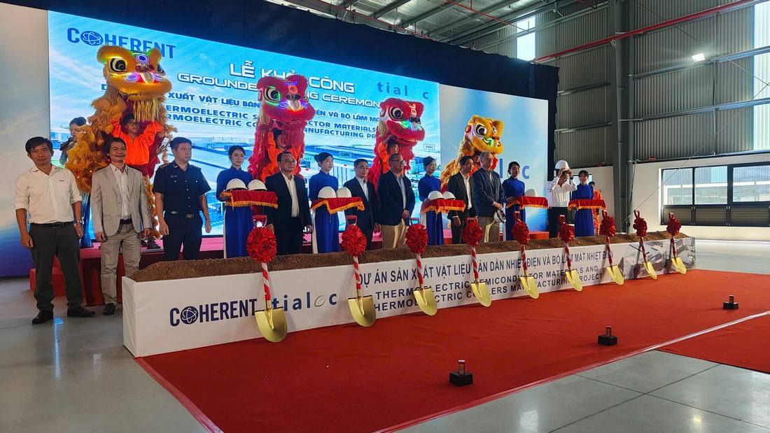Các đại biểu thực hiện nghi thức xúc cát, đánh dấu cột mốc khởi động dự án sản xuất tại KCN VSIP 3