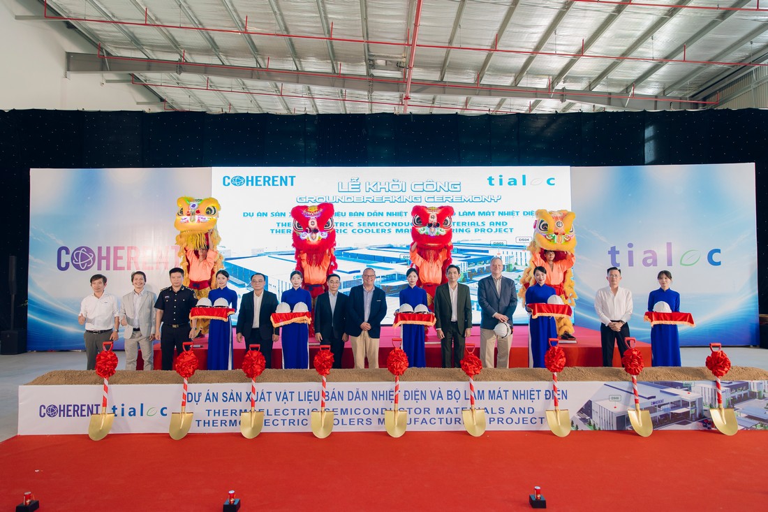Nghi thức xúc cát chính thức tại lễ khởi công dự án Coherent - Tialoc, đánh dấu bước khởi đầu cho công trình tại KCN VSIP 3