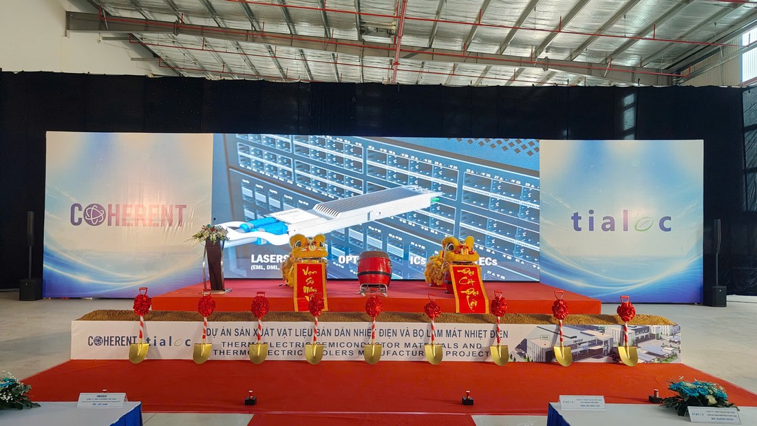 Sân khấu lễ khởi công được Hoàng Quân Event Solutions thi công với màn hình LED trung tâm, backdrop hai bên và bục xúc cát phía trước