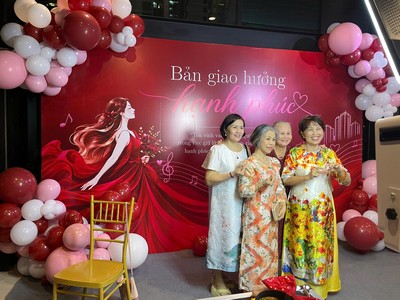 Cư dân chụp hình lưu niệm tại sự kiện