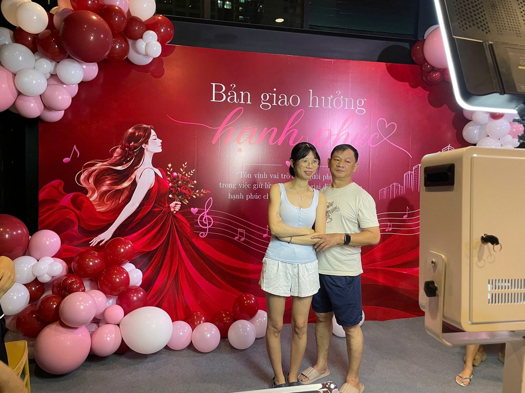 Cặp đôi chụp ảnh lưu niệm trong chương trình