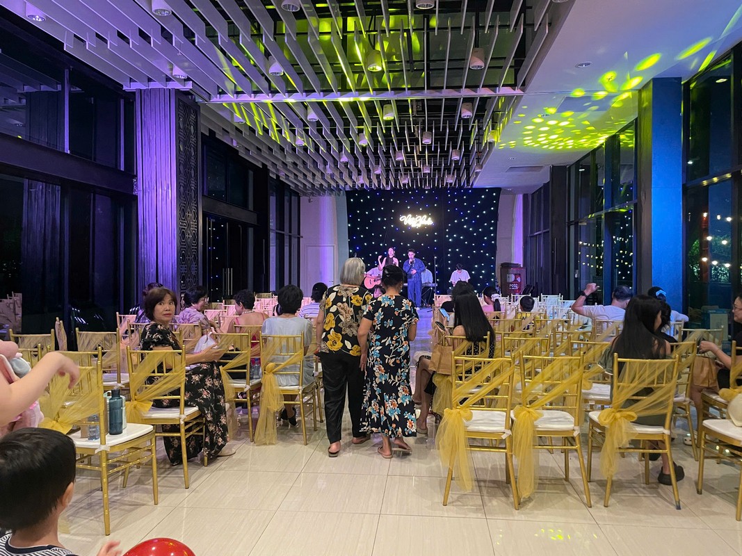 Không gian sân khấu trong phần biểu diễn acoustic