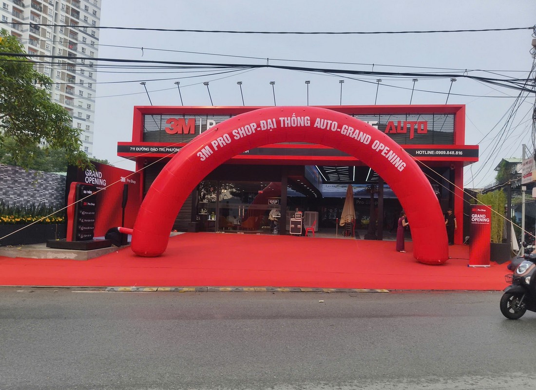 Cổng hơi đỏ và thảm đón khách tại lễ khai trương 3M Pro Shop Đại Thống Auto.