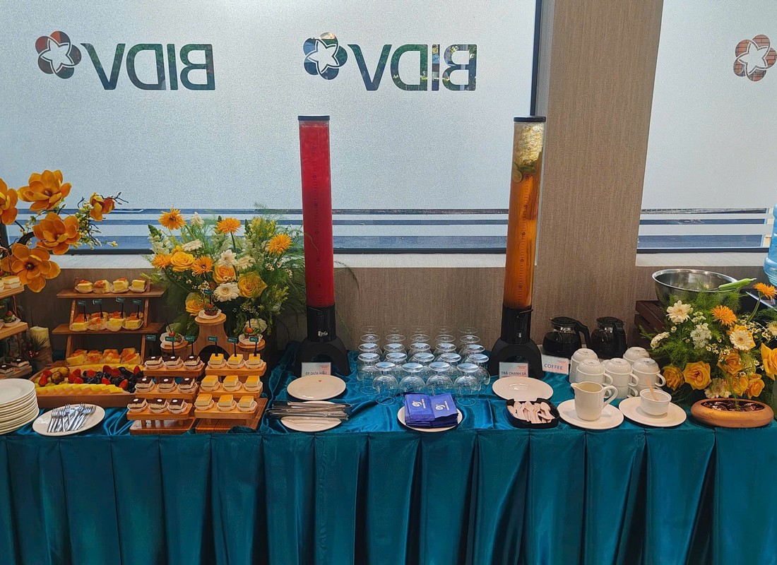 Bàn tiệc nhẹ với bánh, trái cây và đồ uống tại không gian BIDV.