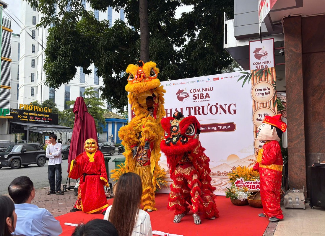 Đội lân biểu diễn trước khách tham dự lễ khai trương Cơm Niêu SIBA.