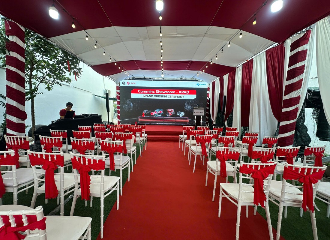 Không gian khai trương showroom Cummins XPAD với nhà bạt, bàn ghế và sân khấu LED.