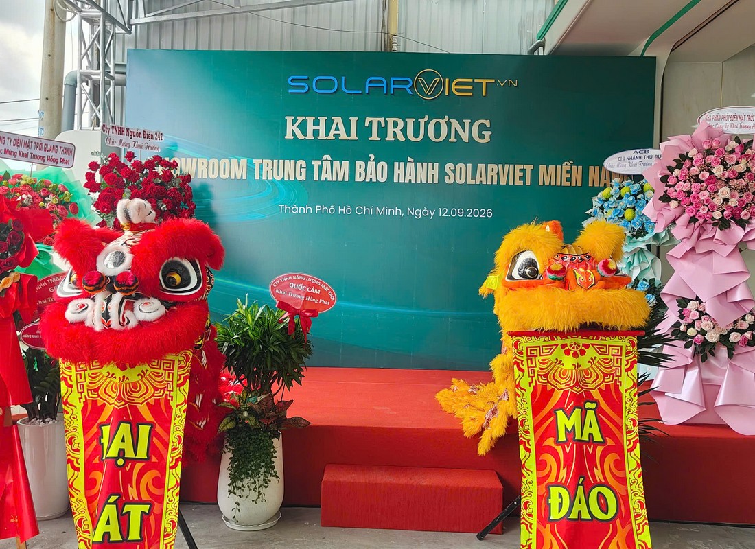 Hai đầu lân đặt trước backdrop khai trương showroom trung tâm bảo hành SolarViet miền Nam.