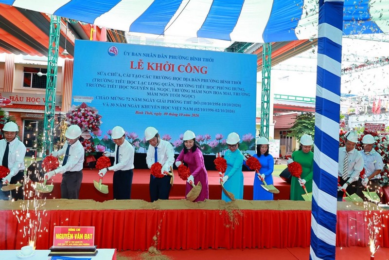 Hiệu ứng pháo điện được sử dụng để tạo điểm nhấn cho khoảnh khắc khởi công.