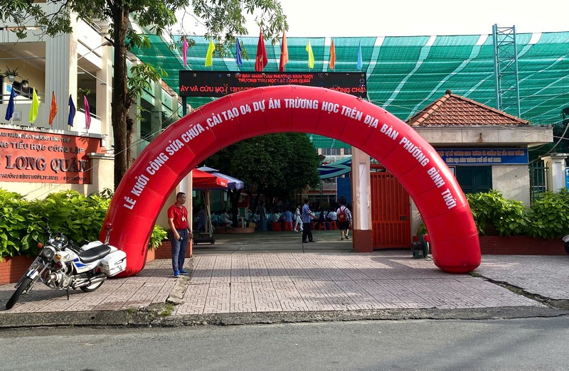 Cổng hơi tại khu vực đón đại biểu dễ dàng nhận diện sự kiện đang diễn ra.