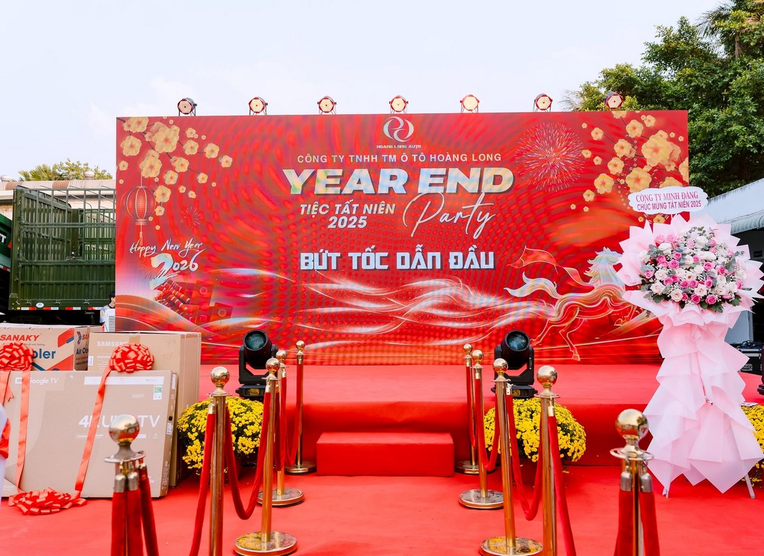 Sân khấu LED tiệc tất niên Hoàng Long Auto với chủ đề Bứt tốc dẫn đầu.